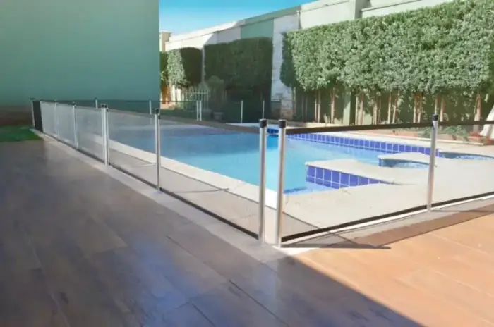 Cerca de proteção em vidro e alumínio instalada pela BC Telas ao redor de piscina
